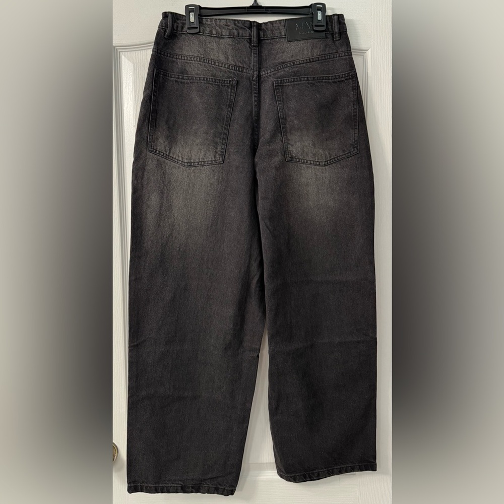 BoohooMAN Super Baggy Rigid Washed Jeans in washed black - Picture 6 of 13